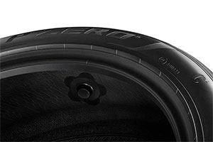 Умная новинка P Zero R от Pirelli теперь комплектует Aston Martin