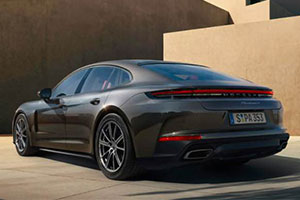 Для новых автомобилей Porsche выбраны для комплектации летние и зимние шины Bridgestone